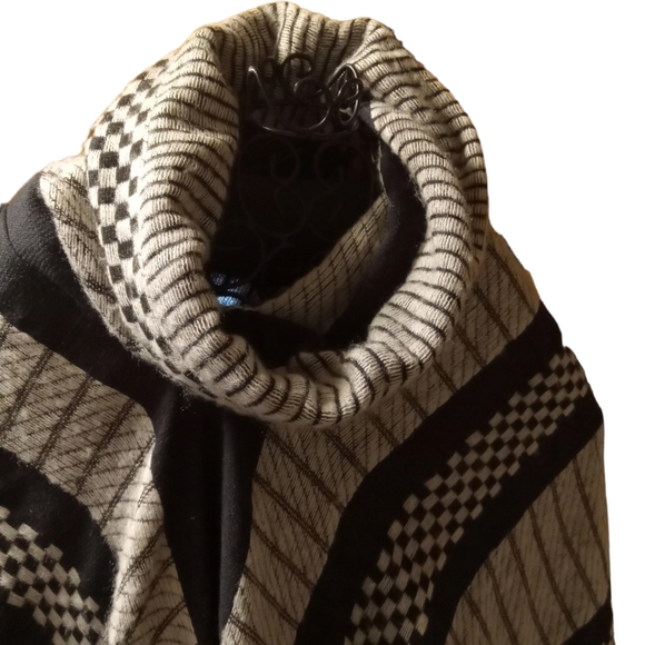 Winter Shaw. Size one size fits all. Like a XL. Dark Blue AND Grey. Very Clean. - Picture 3 of 11